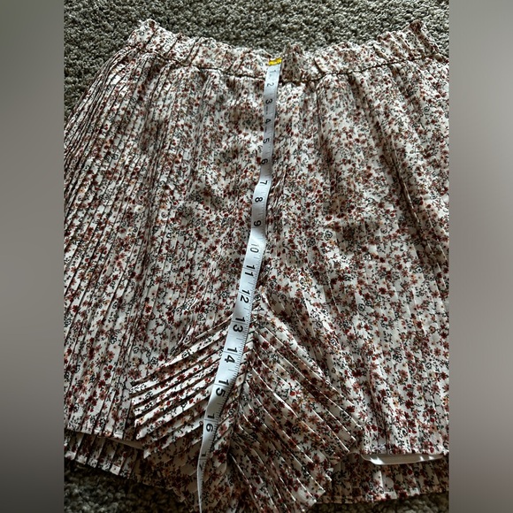 LOFT Floral High Waist Pleated Lined Shorts - Picture 10 of 14